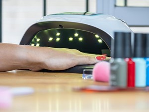 Las ventajas de la manicura y pedicura semipermanente: duración, brillo y resistencia